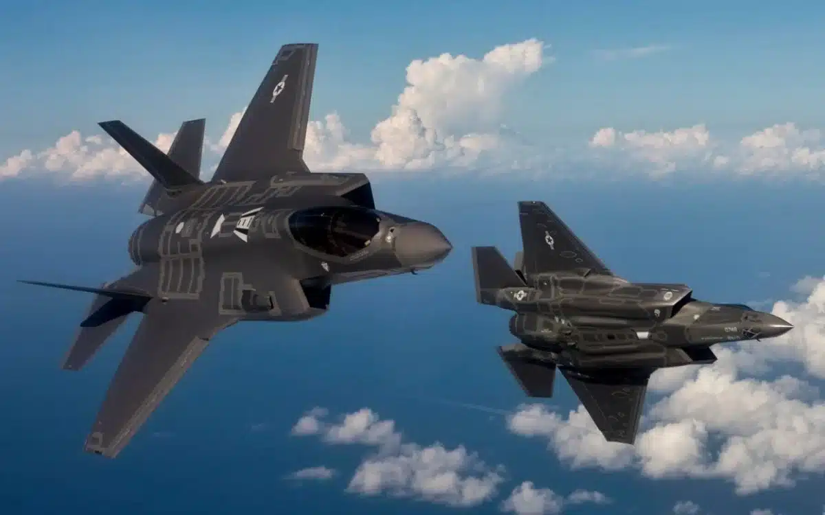 F-35-dogfights-F-22-Raptor-in-a-rare-military-drill